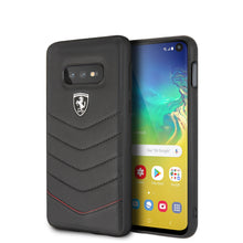 Cargar imagen en el visor de la galería, Forro/ Funda Ferrari piel acolchada Negro Samsung S10e
